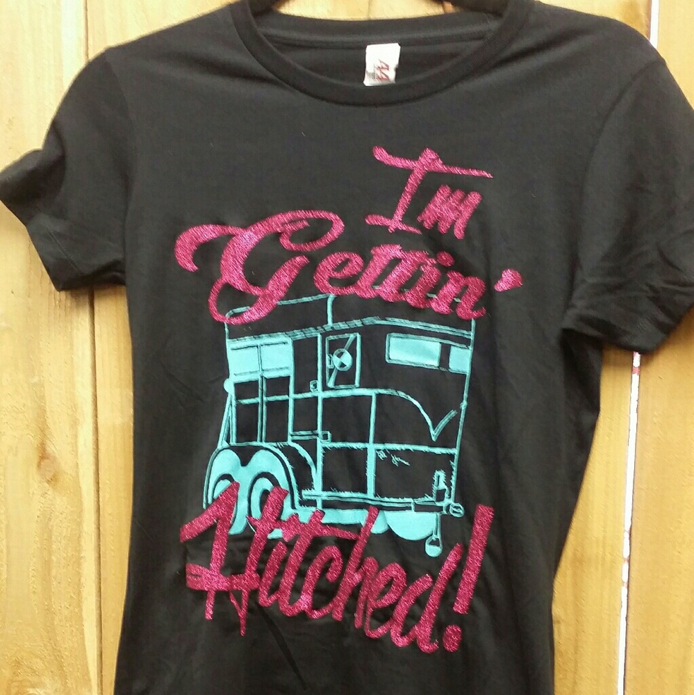 Im gettin hitched tee sz small