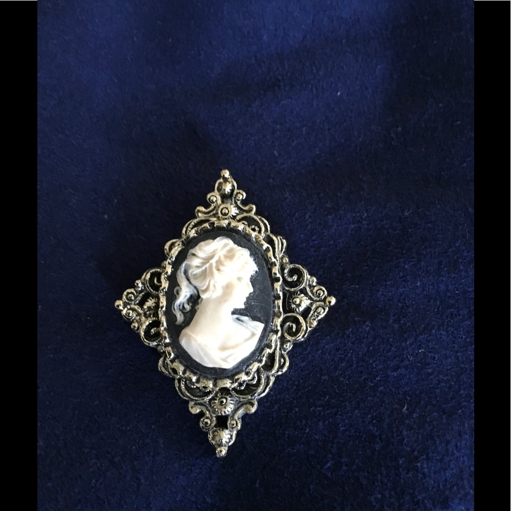 Vintage Gerry's Cameo Pendent/Brooch