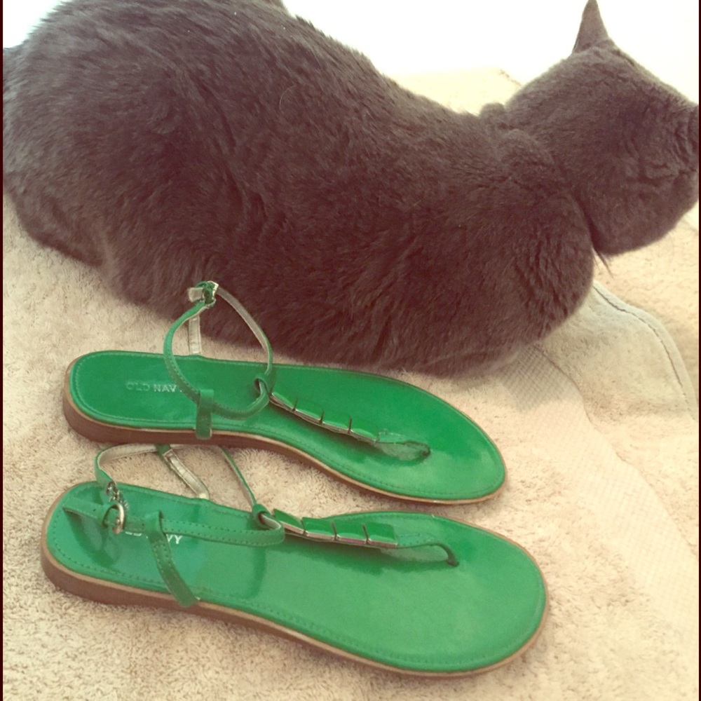 Cute green sandals!