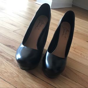 Badgley Mischka Black Wedges