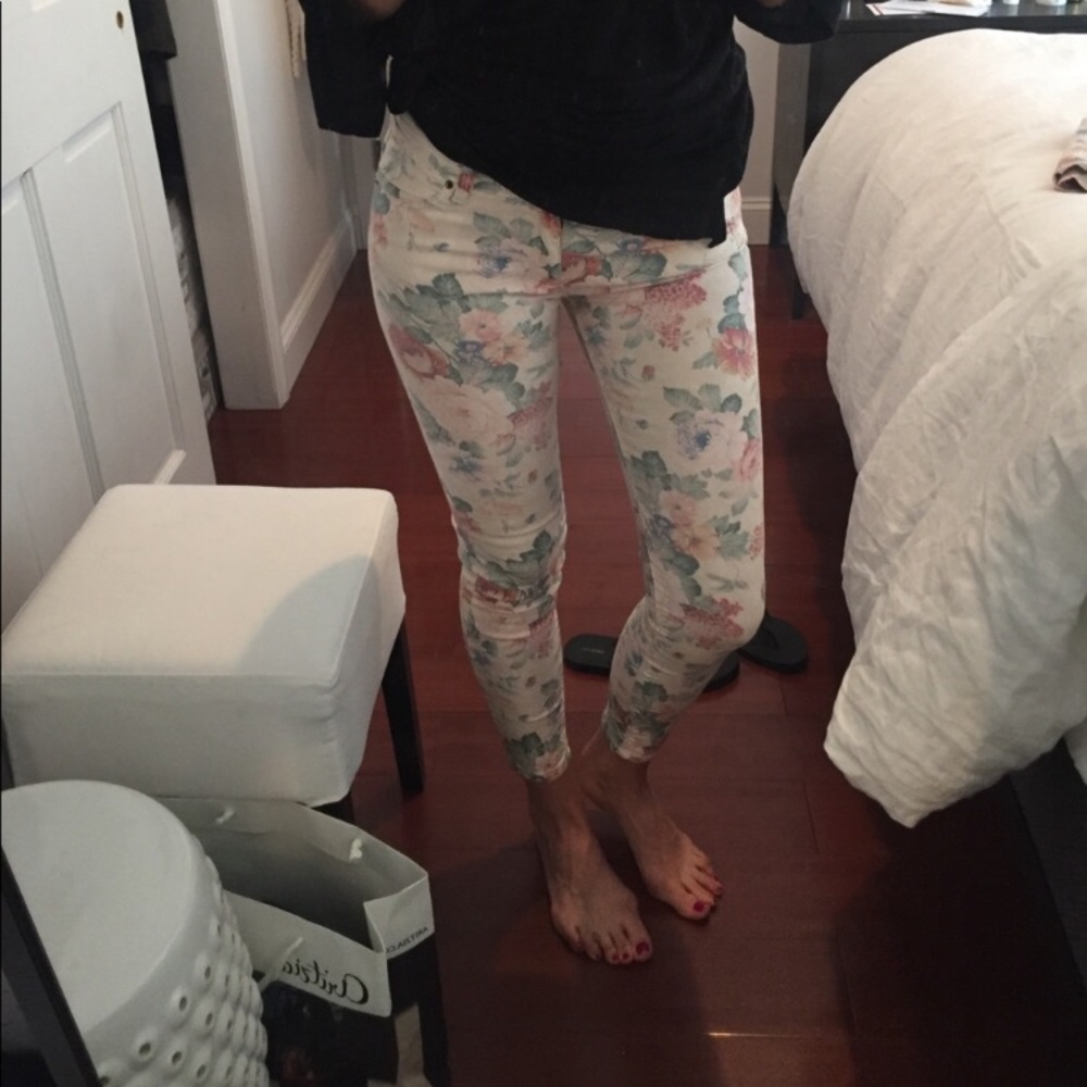 Zara skinny slim fit floral pants. Size 04.