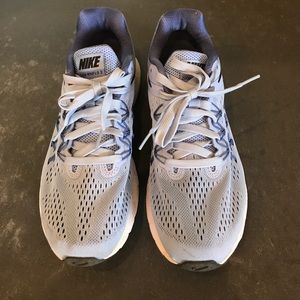 Nike Zoom Winflow with fitsole.  Very light wear.