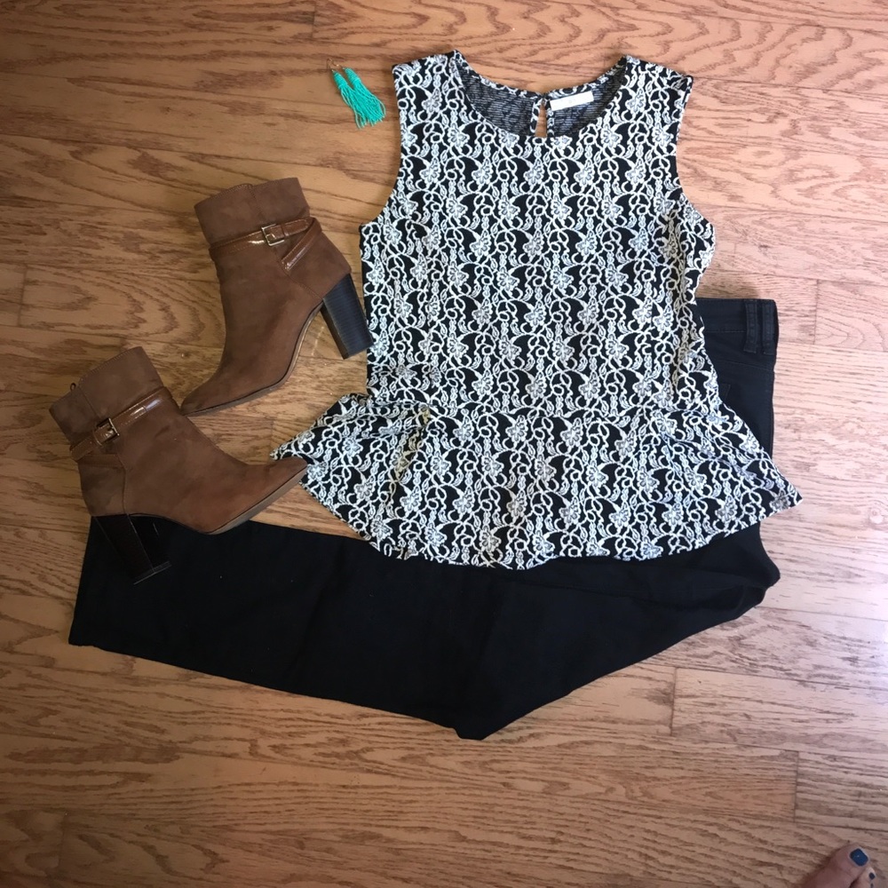 Hinge sleeveless B&W floral peplum blouse. Size M