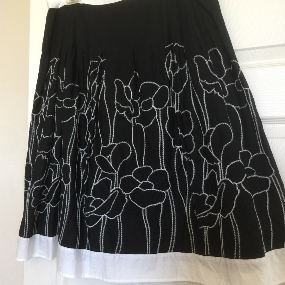 Black and white pleated skit