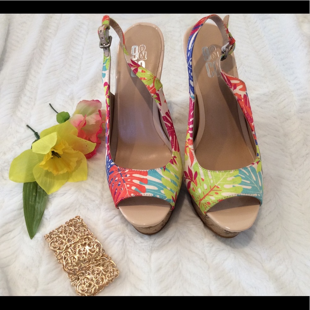 🌷Floral Wedges 🌷 - Picture 2 of 7