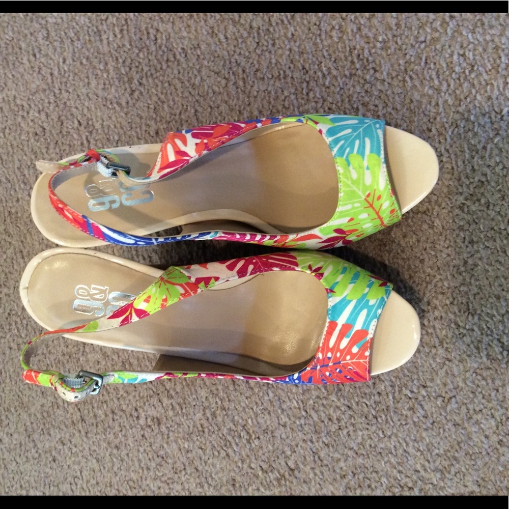 🌷Floral Wedges 🌷 - Picture 4 of 7