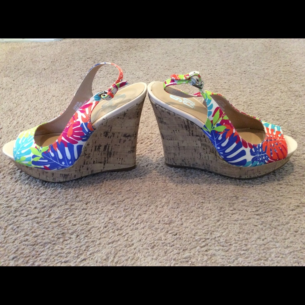🌷Floral Wedges 🌷 - Picture 7 of 7