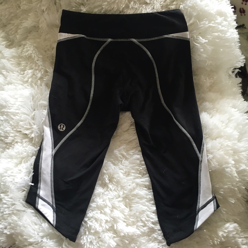 🍑Size 4 Lulu old school Crop Leggings🍑