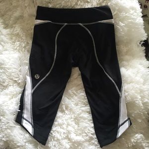 🍑Size 4 Lulu old school Crop Leggings🍑