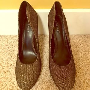 Fabulous Nine West gold pumps
