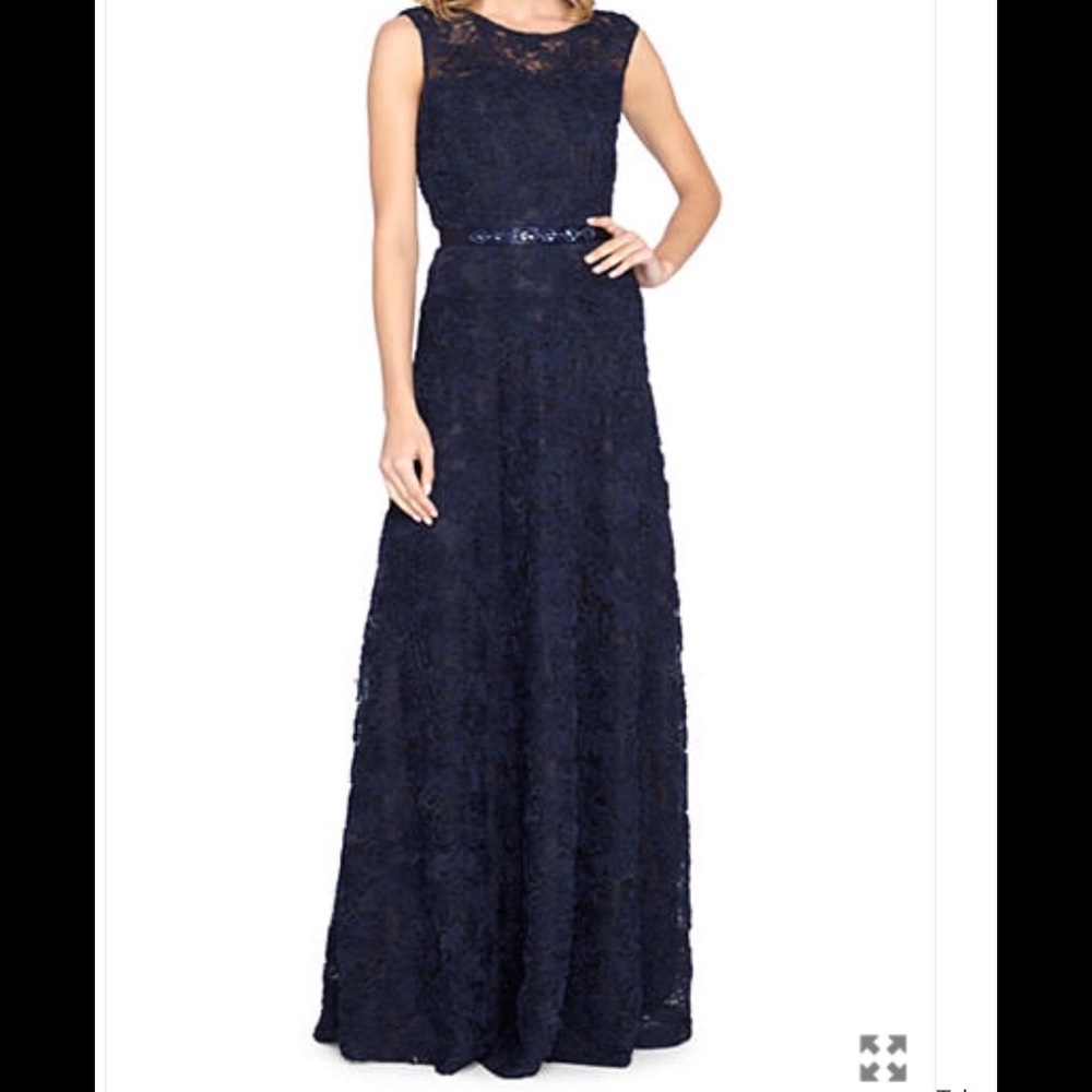 ⭐️Yay HP⭐️ NWT TAHARI Floral Textured Gown