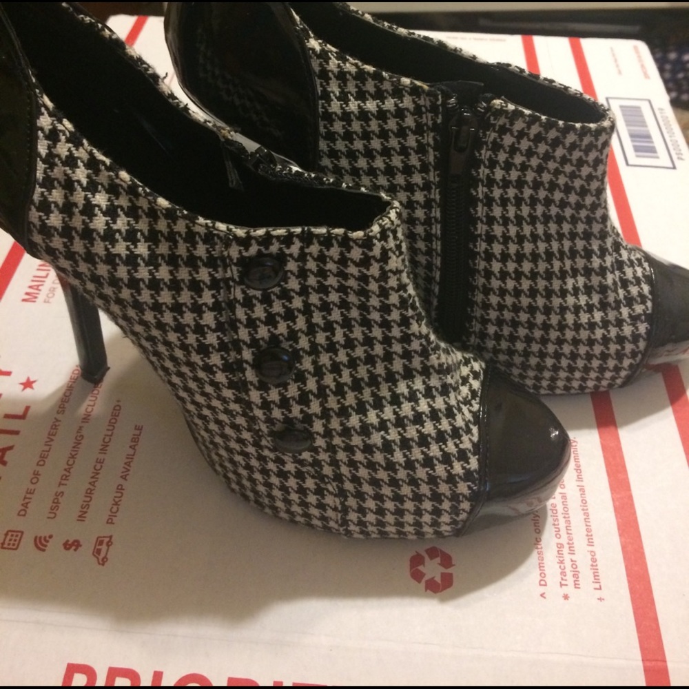 Houndstooth Booties