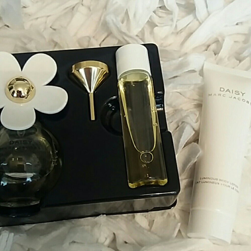 Daisy set two perfumes and one lotion