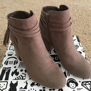 (BRAND NEW) Bamboo Philipa Taupe Booties
