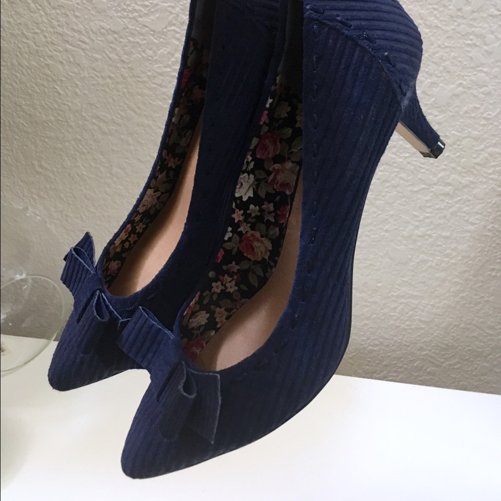 Blue suede pumps with bows