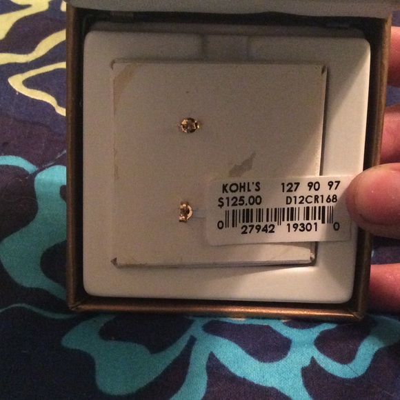 White crystal gold earrings - Picture 2 of 3