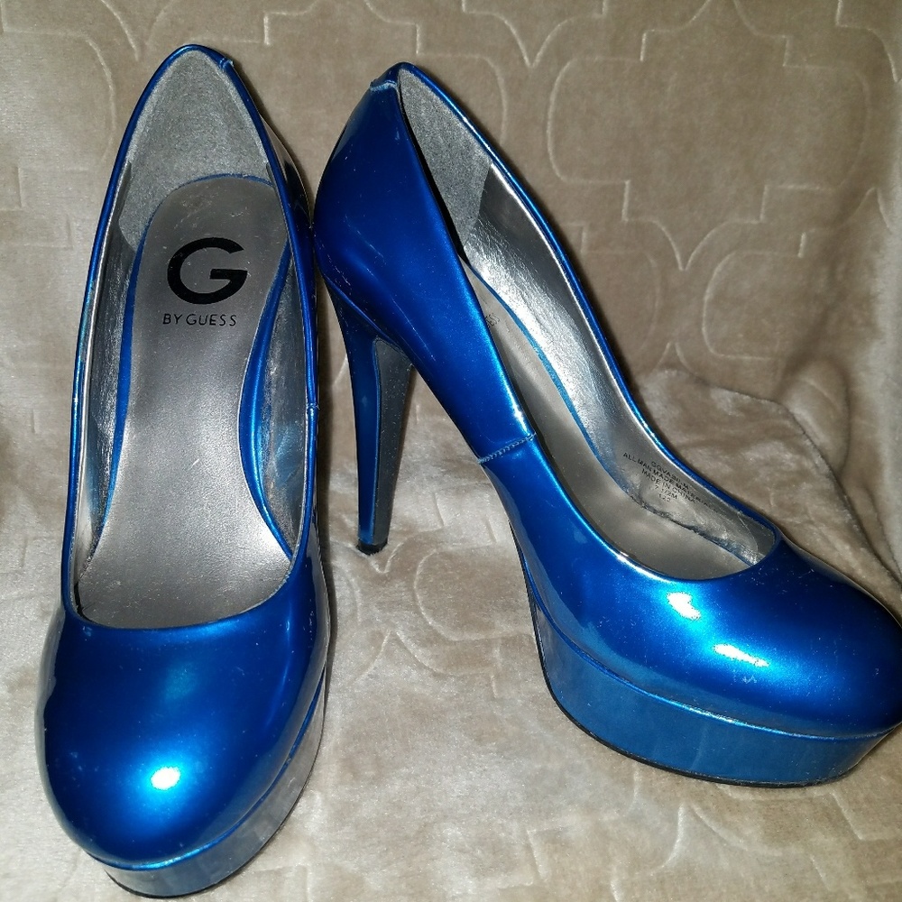 GUESS Blue Closed Round Toe Pumps $35