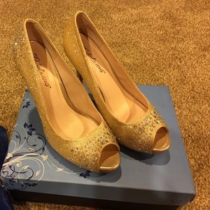 Brand new gold pumps