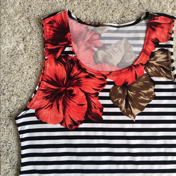 Hibiscus Garden Classic UPF50+ V-Neck Top