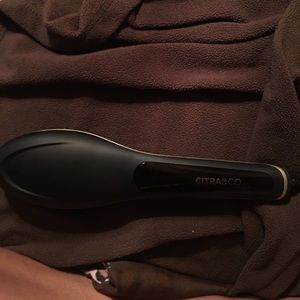 Straightening hairbrush