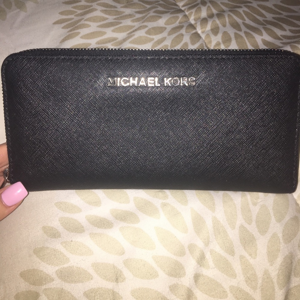 Price Drop!! Michael Kors Zippy Wallet
