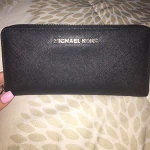 Price Drop!! Michael Kors Zippy Wallet