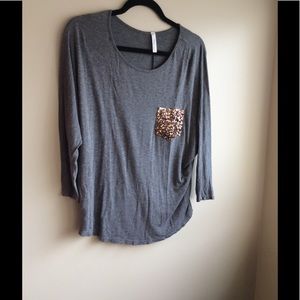 ⭐️Grey top with gold pocket!
