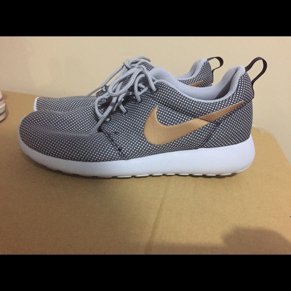 Nike Shoes - Nike Roshe