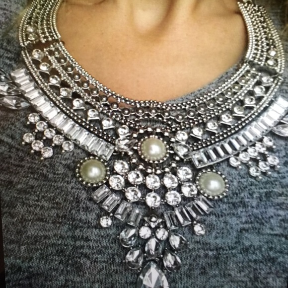 Jewelry - Beautiful statement Necklace adjustable extender