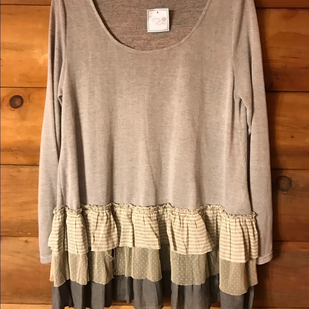 Thin grey sweater with tricolor ruffle bottom