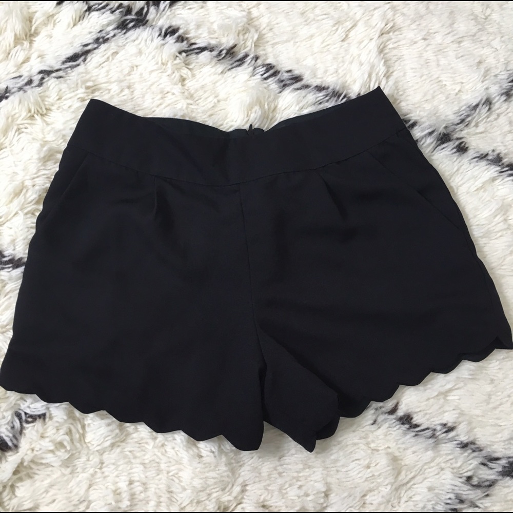 NWOT boutique scallop black shorts