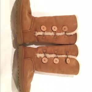UGG BAILEY BUTTON BOOTS CHESTNUT SIZE 8