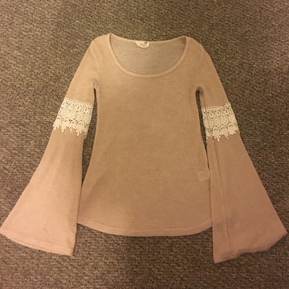 La hearts bell sleeve top