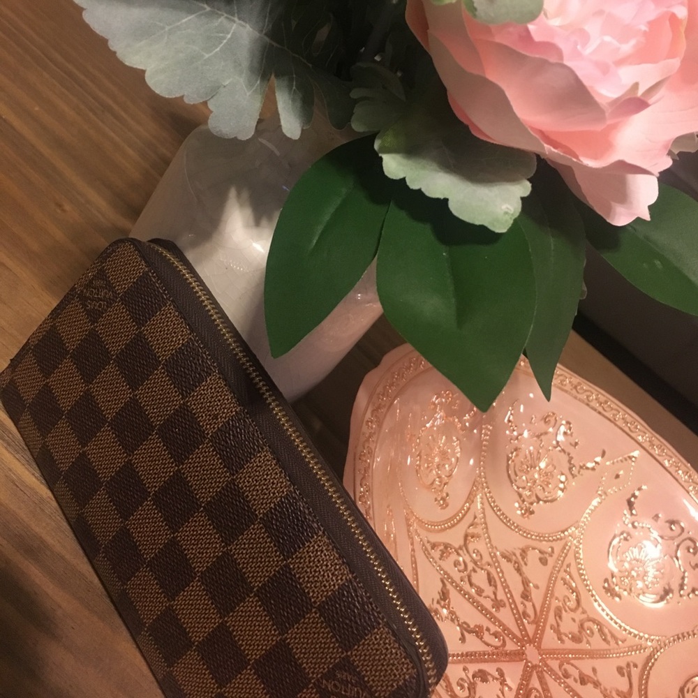 Authentic Louis Vuitton Zippy Wallet