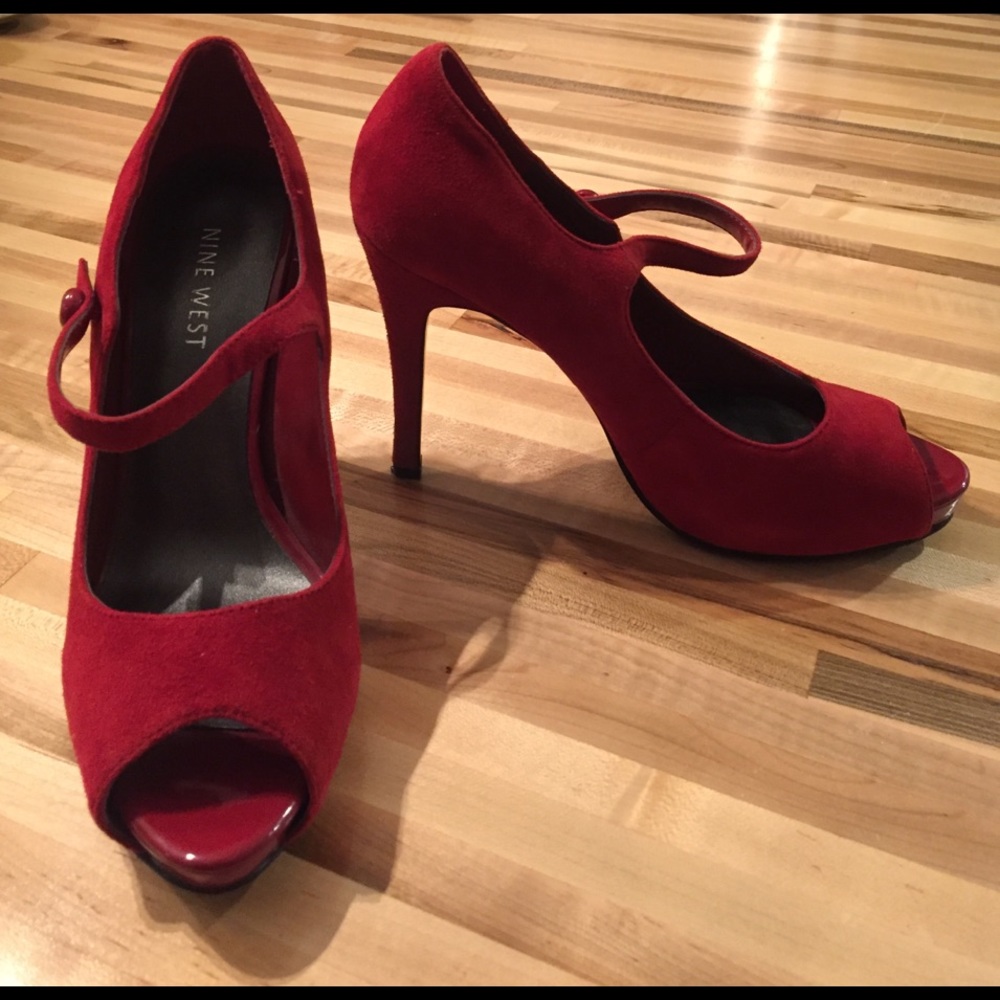 NWOT Nine West Peep Toe Pumps