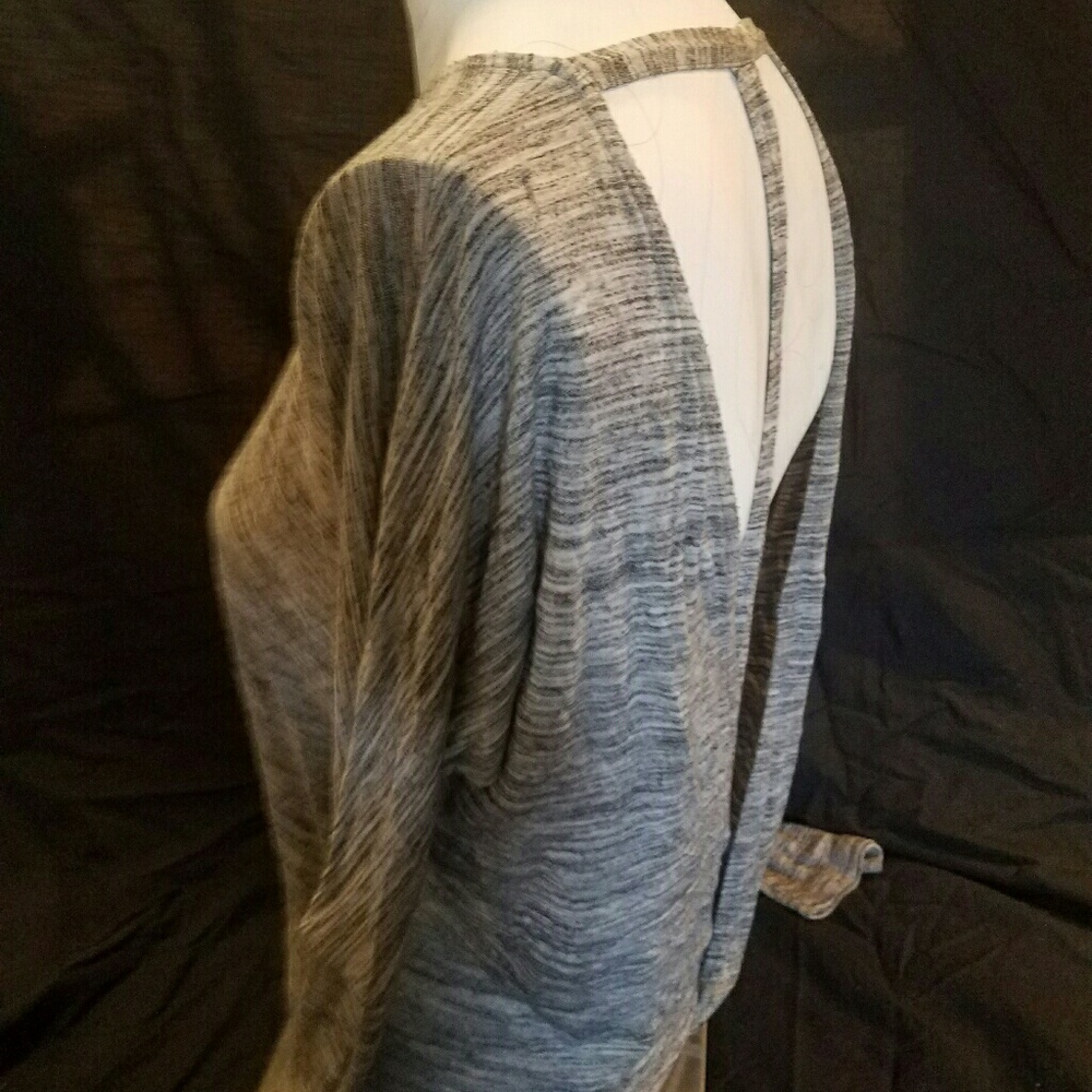 Open back athletic top - Picture 3 of 3