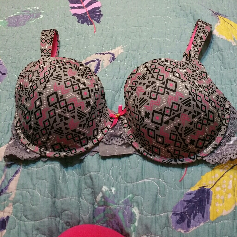 Never worn bra with cute lace detail.