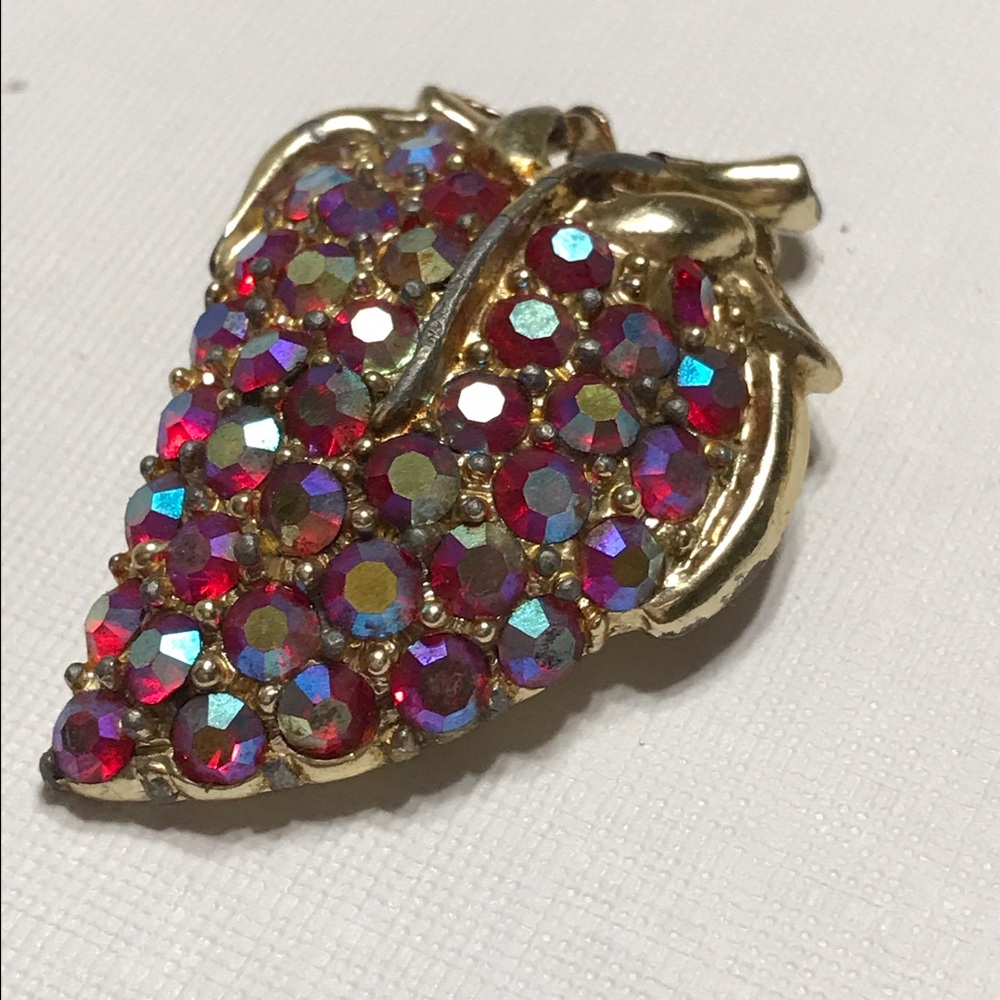 Beautiful vintage strawberry pin brooch - Picture 2 of 3