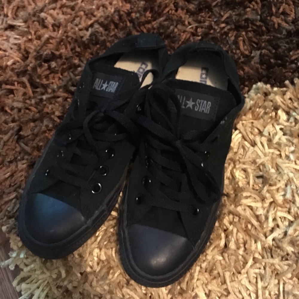 Black converse.