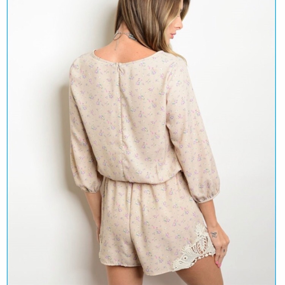 CLEARANCE 🎉HP🎉 5 ⭐️Crochet Beige Floral Romper - Picture 2 of 8