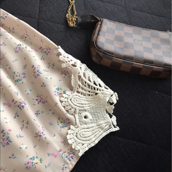 CLEARANCE 🎉HP🎉 5 ⭐️Crochet Beige Floral Romper - Picture 4 of 8