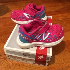 New Balance toddler girl 690 Running shoe