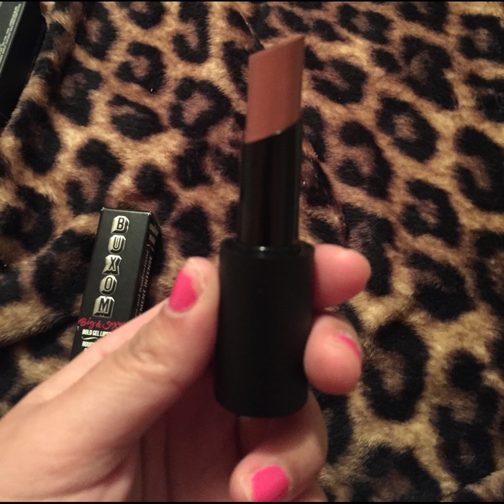 buxom Lipstick in sinful cinnamon