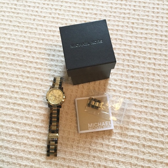 Michael kors watch (needs to be fixed) - Picture 2 of 3