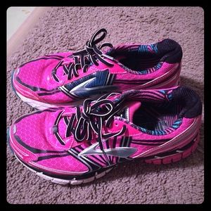 Size 8 Brook's running shoes! EUC!!!