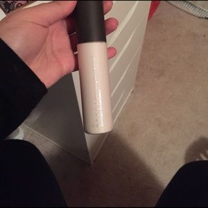 Becca highlight/primer in the shade perl