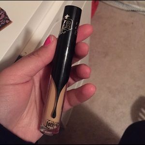 KATVONDI concealer in the shade M25