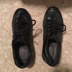 Non-slip tennis shoes