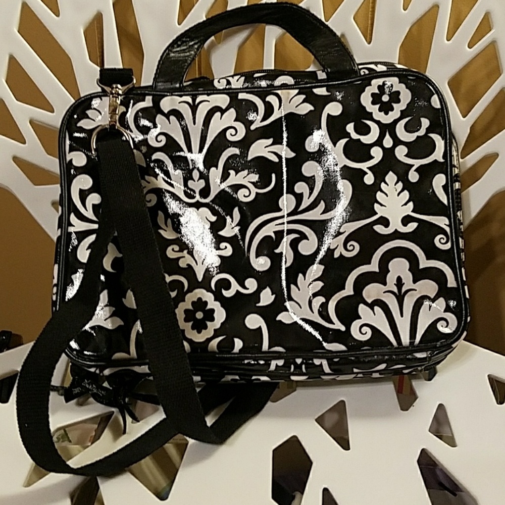 THIRTY-ONE TRAVEL ACCESSORY BAG