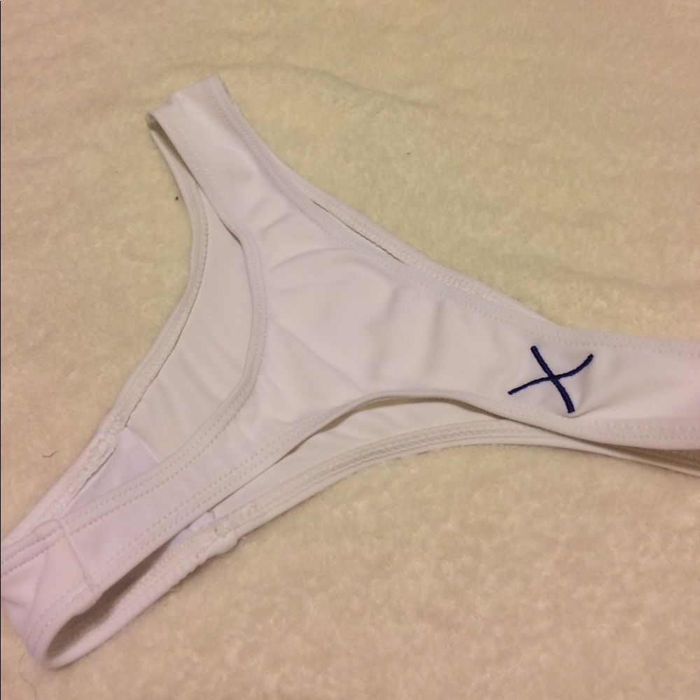 Boutine la white bottoms